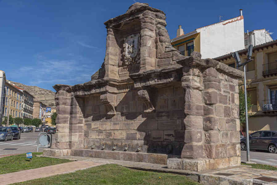 Zaragoza - Calatayud 08 - fuente de los Ocho Caños.jpg